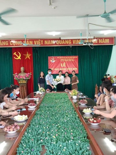 Chi bộ Trường mầm non tổ chức Lễ kết nạp Đảng cho quần chúng Nguyễn Thu Hoài