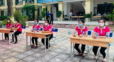 Trường Mầm Non Đông Dư tham gia hỗ trợ công tác xét nghiệm diện rộng tiêm phòng chống dịch Covid 19 tại địa bàn xã Đông Dư.