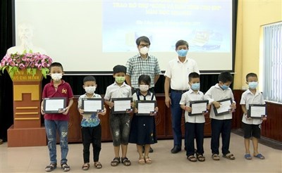 Huyện Gia Lâm: 145 học sinh có hoàn cảnh khó khăn được hỗ trợ thiết bị học trực tuyến từ chương trình Sóng và máy tính cho em