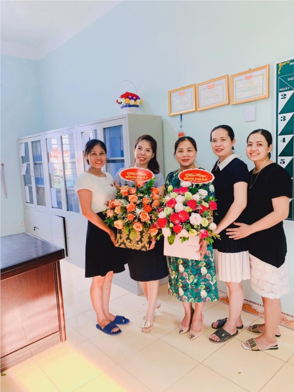 Công đoàn nhà trường cùng các chị em trong nhà trường chúc mừng sinh nhật các  đồng chí sinh vào tháng 9 Trần Thị Minh Nguyệt, Trương Thị Ánh Hồng