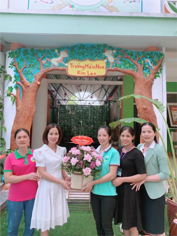 Công đoàn nhà trường cùng các chị em trong nhà trường chúc mừng sinh nhật các đồng chí sinh vào tháng 10  Nguyễn Thị Thu Thảo, Nguyễn Thị Thu, Lê hồng Nhung, 