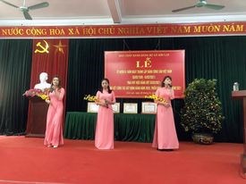 Sáng ngày 26/1/2021 Cô và trò trường MN Kim Lan tham gia chương trình văn nghệ chào mừng 91 năm ngày thành lập Đảng Cộng sản Việt Nam, trao huy hiệu Đảng đợt 3 và công tác tổng kết xây dựng Đảng năm 2020 , triển khai nhiệm vụ năm 2021.