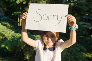 Dạy trẻ xin lỗi bằng hành động