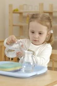Những bài tập kỹ năng sống cho bé từ 2-3 tuổi theo phương pháp Montessori