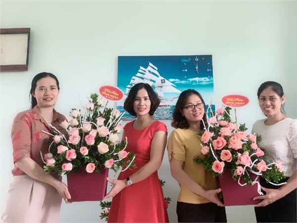 Công đoàn nhà trường cùng các chị em trong nhà trường chúc mừng sinh nhật các đồng chí sinh vào tháng 09: Trần Thị Minh Nguyệt,  Nguyễn Thị Hoài Giang, Trương Thị Ánh Hồng