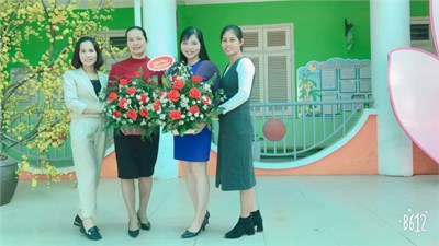 Công đoàn nhà trường cùng các chị em trong nhà trường chúc mừng sinh nhật các đồng chí sinh vào tháng 12: Nguyễn Thị Lam, Hoàng Ngọc Anh, Nguyễn Thị Hương,Ngô Minh Trang