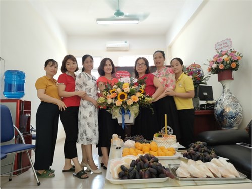 Công đoàn nhà trường cùng các chị em trong nhà trường chúc mừng sinh nhật các đồng chí sinh vào tháng 09: Minh Nguyệt, Hoài Giang, Ánh Hồng
