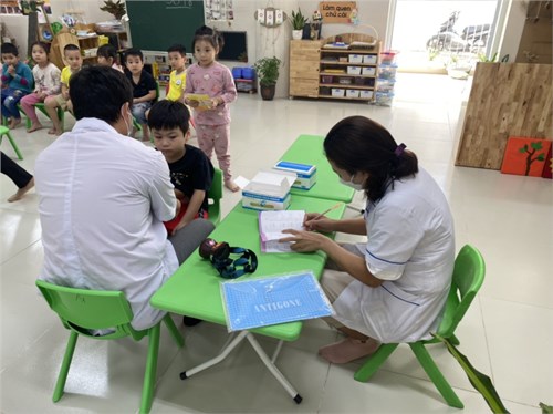 Ngày 14/10/2022 Trường Mầm non Kim Lan phối hợp với Trạm Y tế tổ chức khám sức khỏe định kỳ  cho 100% các cháu trong nhà trường