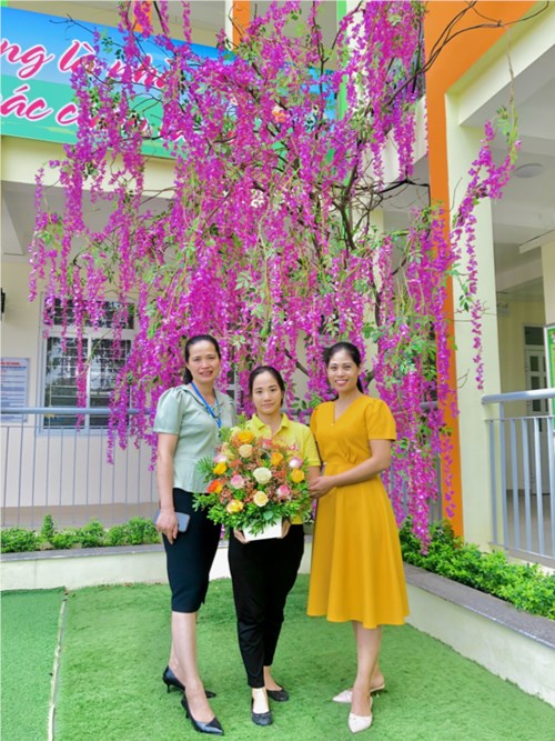 Công đoàn nhà trường cùng các chị em trong nhà trường chúc mừng sinh nhật các đồng chí sinh vào tháng 10: Khúc Thị Thúy Huyền, Nguyễn Thị Thu Thảo, Nguyễn Thị Thu