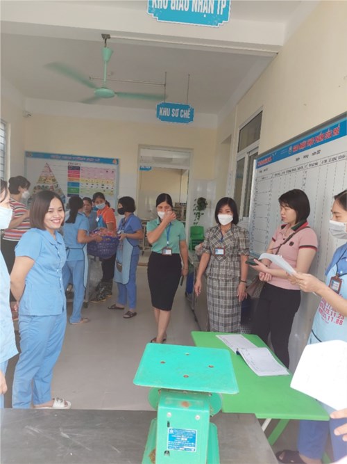 Trường mầm non Phú Thị tổ chức việc giao nhận thực phẩm theo Quy trình bếp 1 chiều