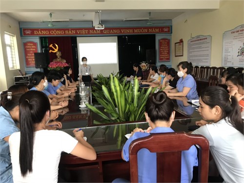 Cán bộ, giáo viên, nhân viên Trường mầm non Phú Thị tập huấn tuyên truyền về cách tra cứu các  thủ tục hành chính cấp Huyện qua mạng Internet