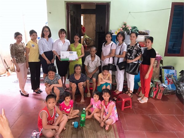 Trường mầm non Trung Mầu tổ chức thăm hỏi tặng quà gia đình học sinh có hoàn cảnh khó khăn hưởng ứng “Tháng nhân đạo”.