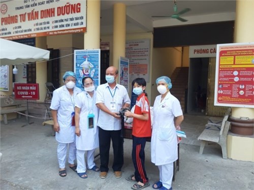 Học sinh Gia Lâm tặng quạt cho CDC tỉnh Bắc Giang