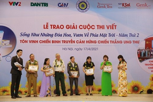 Cô giáo Đoàn Thị Thoan (Hiệu trưởng trường mầm non Dương Quang, Gia Lâm, Hà Nội) đã vinh dự nhận giải Nhất của cuộc thi  Chiến binh truyền cảm hứng chiến thắng ung thư  tại Viện Hàn lâm Khoa học và Công nghệ Việt Nam.