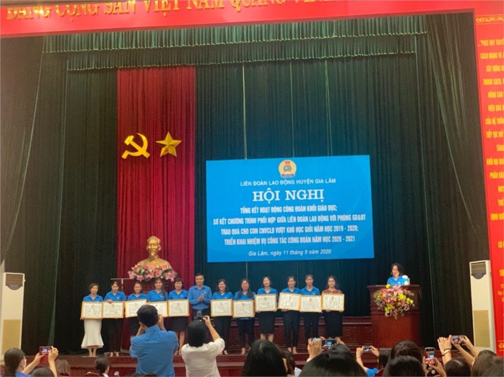 Công đoàn Trường THCS Cao Bá Quát vinh dự nhận giấy khen “Đã có thành tích trong phong trào thi đua và hoạt động Công đoàn năm học 2019-2020” 