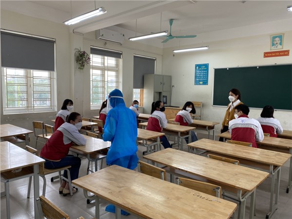 Trường THCS Cao Bá Quát diễn tập tình huống 2 trong Kế hoạch Tổ chức diễn tập đón học sinh trở lại trường học sau thời gian tạm dừng để phòng, chống dịch bệnh Covid - 19