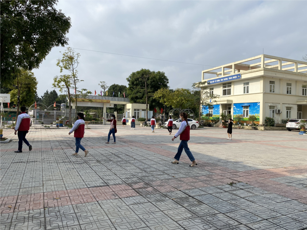 Trường THCS Cao Bá Quát diễn tập tình huống 5 trong Kế hoạch Tổ chức diễn tập đón học sinh trở lại trường học sau thời gian tạm dừng để phòng, chống dịch bệnh Covid - 19