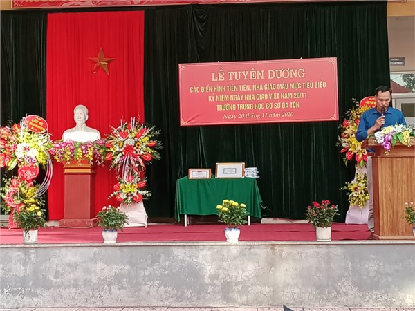 Đại diện PHHS phát biểu chào mừng các thầy cô trong ngày nhà giáo Việt Nam 20.11.