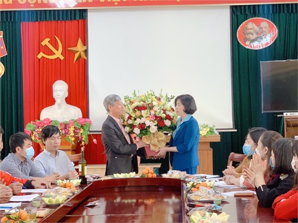 Trao quyết định cô giáo Đặng Thị Thanh Hương là Hiệu trưởng Trường THCS Đa Tốn