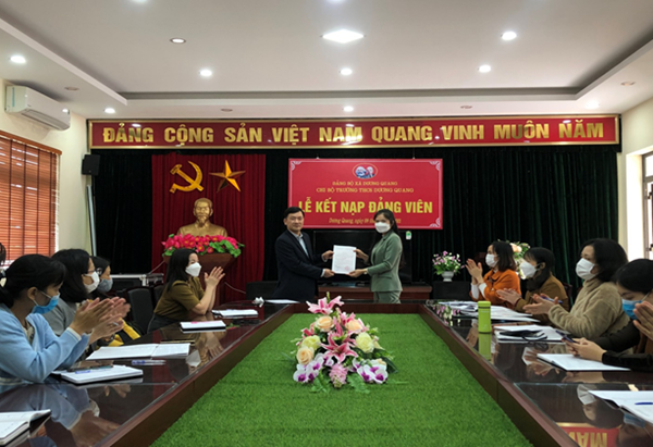 Chi bộ Trường THCS Dương Quang tổ chức Lễ kết nạp Đảng viên mới