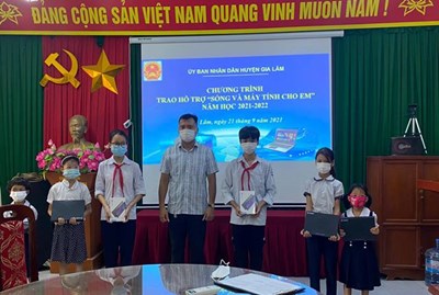 Sáng ngày 22/9 , những học sinh có hoản cảnh khó khăn của trường THCS Phù Đổng được trao tặng thiết bị học trưc tuyến
