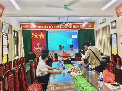 Thầy và trò trường THCS Phù Đổng được các đồng chí lãnh đạo địa phương chúc mừng nhân dịp Khai giảng năm học mới 2021-2022