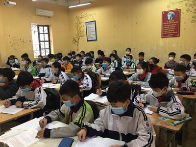 Trường THCS Phù Đổng cho phép học sinh đeo khẩu trang trong lớp học nhằm phòng, chống dịch Corona