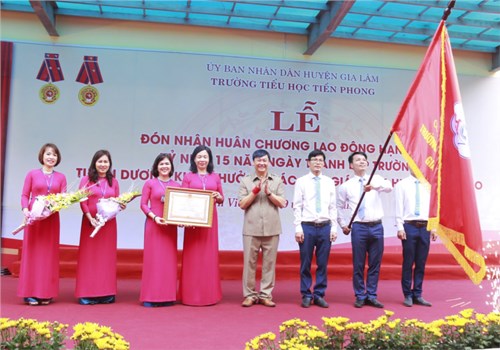 Lễ đón Huân chương Lao động hạng Nhì và kỉ niệm 15 năm thành lập trường Tiểu học Tiền Phong 