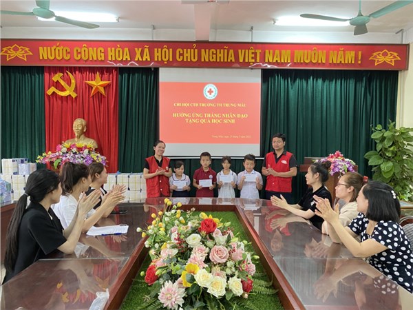 Chi hội Chữ thập đỏ trường Tiểu học Trung Mầu tặng quà học sinh nhân dịp Tháng nhân đạo