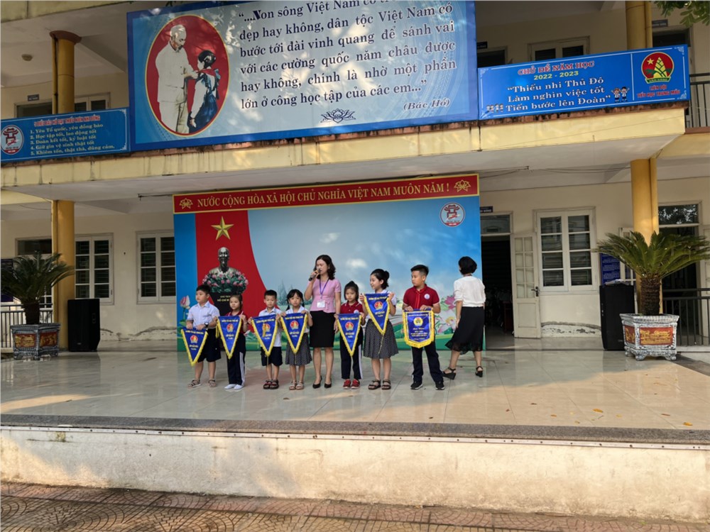 Học sinh trường Tiểu học Trung Mầu tham dự lễ chào cờ đầu tuần 4