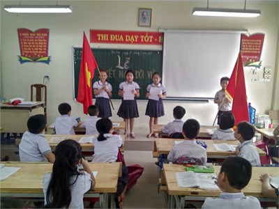 Lễ kết nạp đội viên trường tiểu học Yên Viên