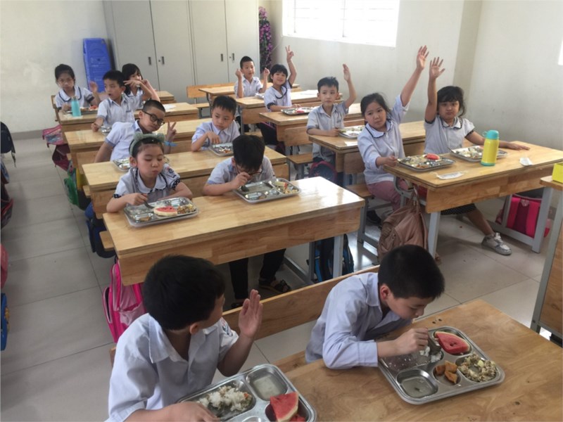 Trường tiểu học Yên Viên ngày đầu tiên ăn bán trú