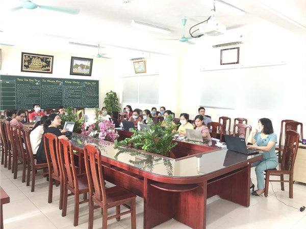 Trường tiểu học Yên Viên tập huấn phần mềm MS TEAMS cho giáo viên.
