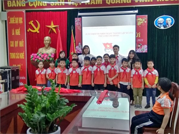 Kết nạp đội viên trường tiểu học Yên Viên