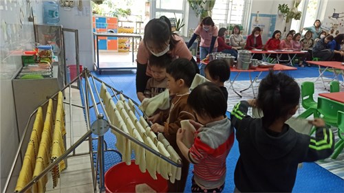 Hoạt động tổ chức kiến tập giờ ăn cho trẻ tại trường mầm non Dương Xá
