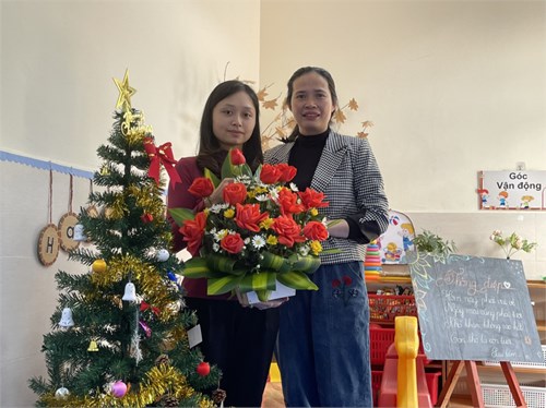 Công đoàn nhà trường cùng các chị em trong nhà trường chúc mừng sinh nhật các đồng chí sinh vào tháng 12:  Nguyễn Thị Lam, Ngô Minh Trang, Nguyễn Ngọc Anh, Nguyễn Thị Hương