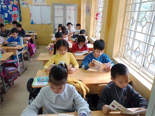 Học sinh đọc sách tại lớp
